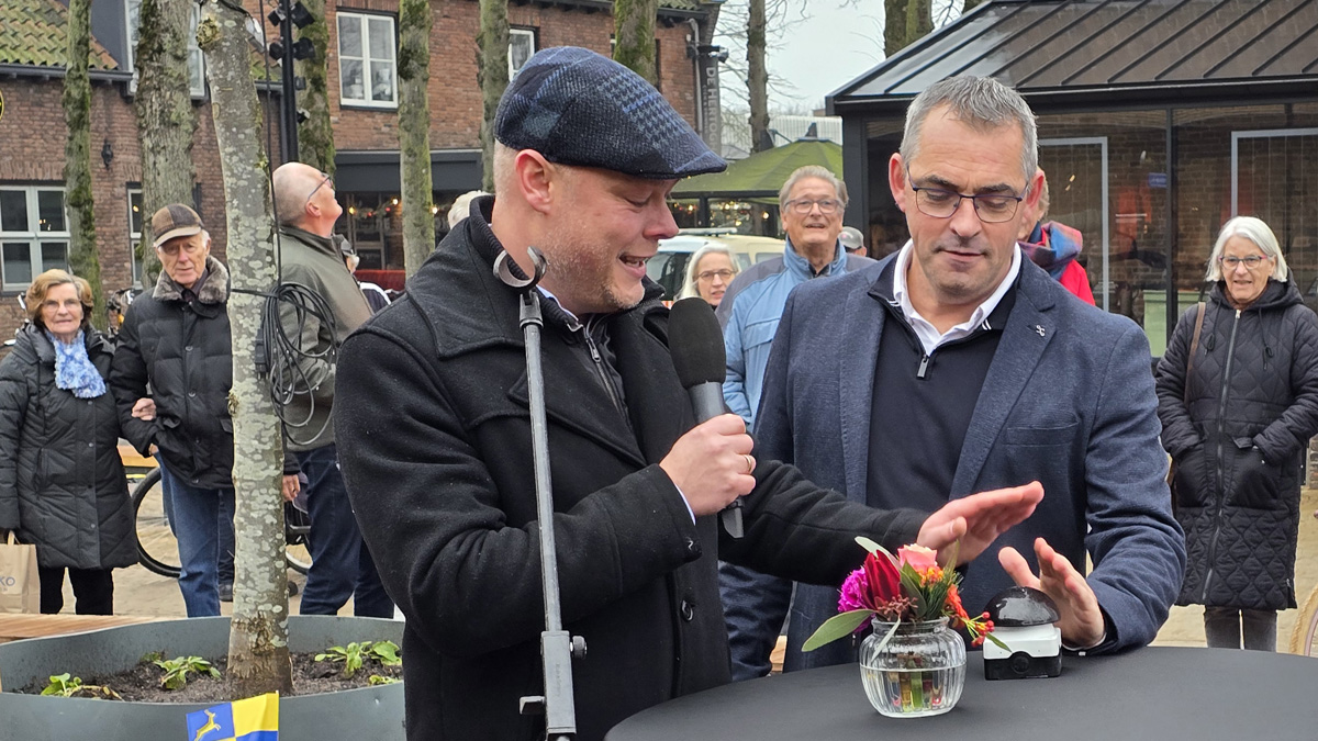 Openingshandeling centrum door wethouder Sander van Nieuwenhuizen